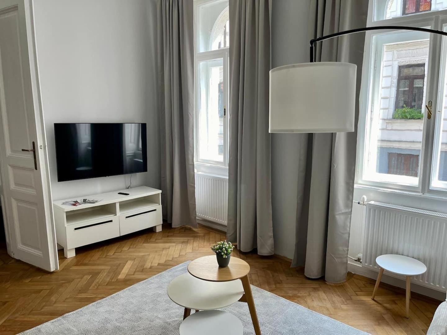 Grosszuegiger Wiener Altbau Gleich Neben Schoenbrunn Esterno foto