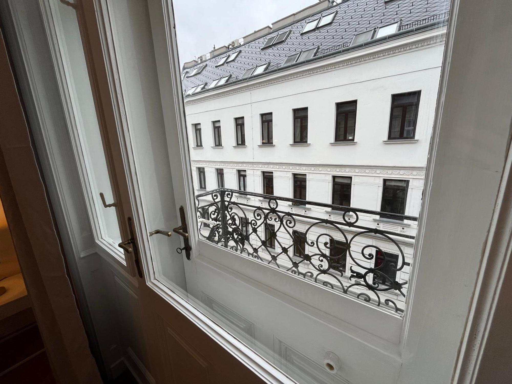 Grosszuegiger Wiener Altbau Gleich Neben Schoenbrunn Esterno foto