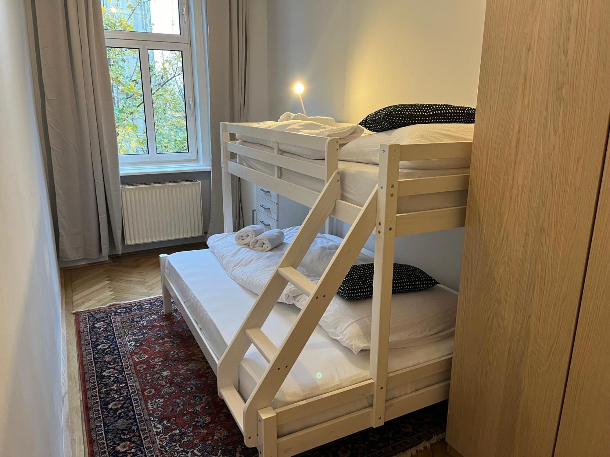 Grosszuegiger Wiener Altbau Gleich Neben Schoenbrunn Esterno foto